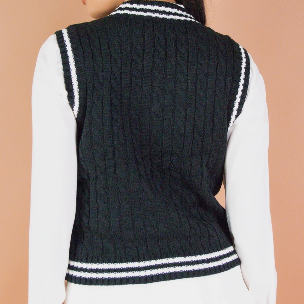 Sleeveless Vneck cable knit sweater